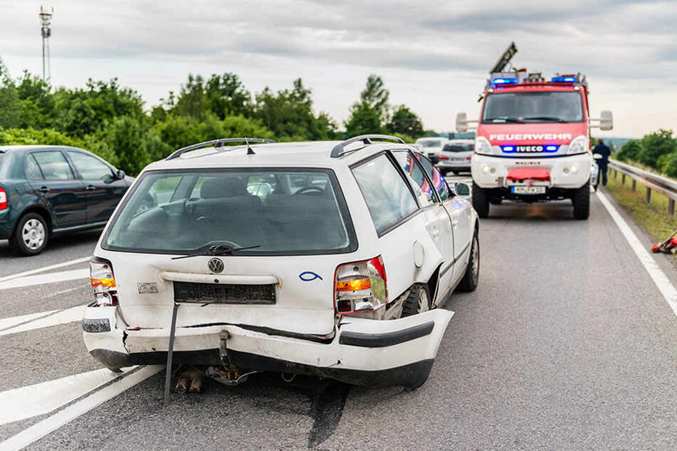 Auch auf der Landstraße kam es aufgrund des Unfalls zu Verkehrsbehinderungen.