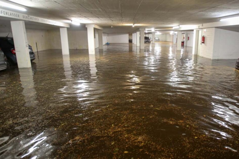 Wasser steht nach Starkregen in einer überfluteten Tiefgarage im Stadtteil Niendorf.