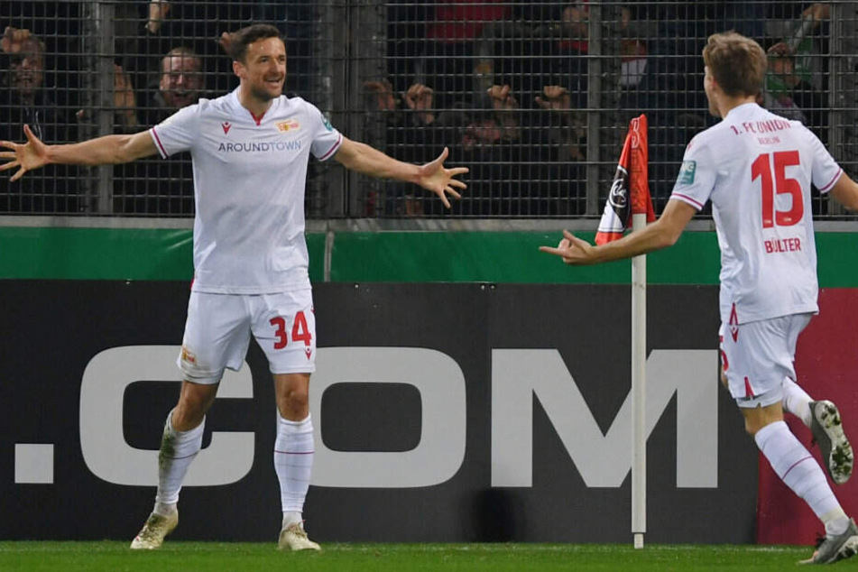 Christian Gentner (l.) bejubelt seinen Treffer zum 3:1 beim SC Freiburg mit Marius Bülter (r).