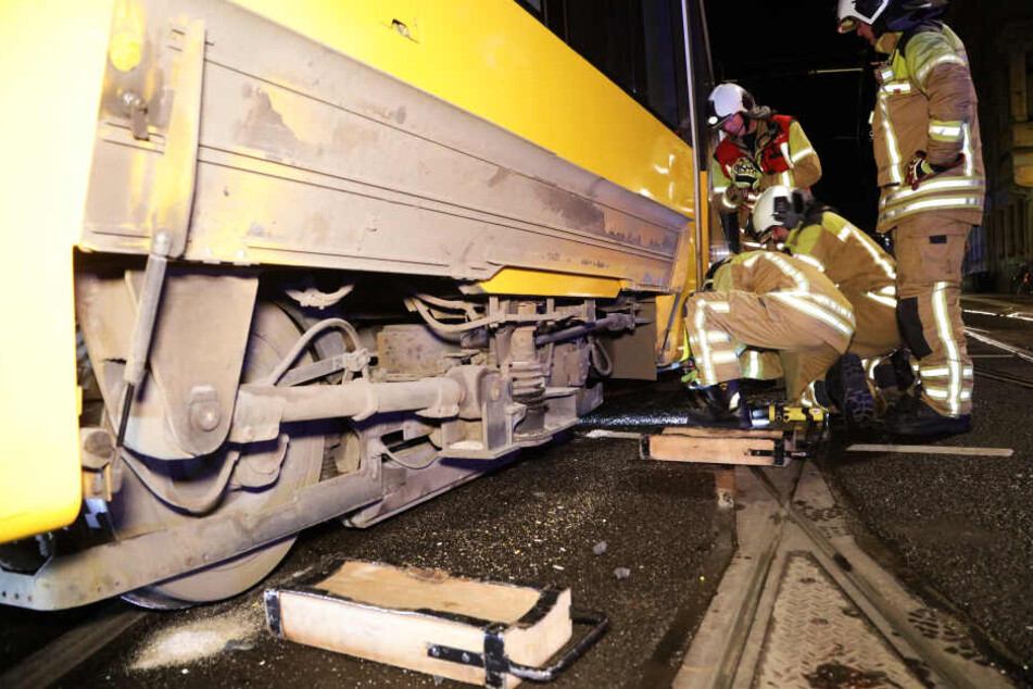 Die Bahn Richtung Mickten steht komplett auf der Straße.