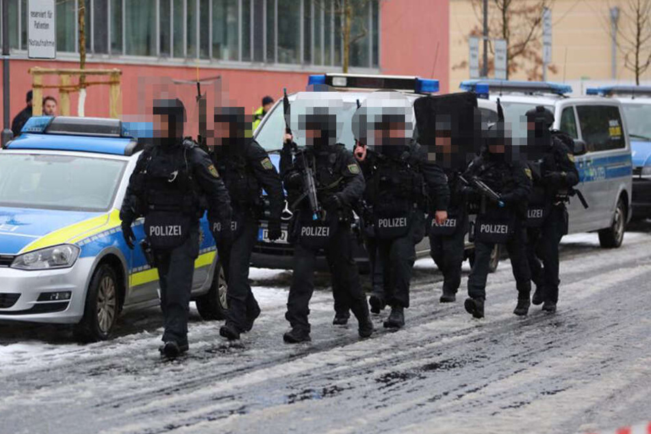 Die Einsatzkräfte stürmen zum Krankenhaus.