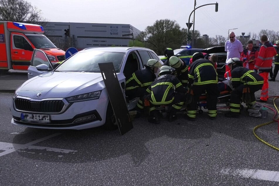 Autos stoßen auf Kreuzung zusammen: Zwei Personen verletzt