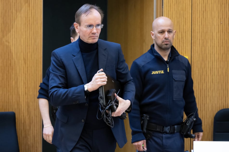 Markus Braun (l.) erscheint im Gerichtssaal in München. Bisher hat er jede Schuld von sich gewiesen.