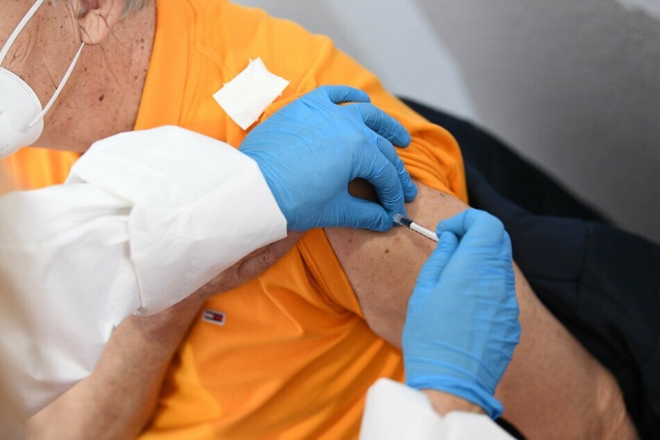 Um seine schwer kranke Frau vor einer Corona-Infektion zu schützen, stahl ein 69-jähriger Arzt den Impfstoff. (Symbolbild)