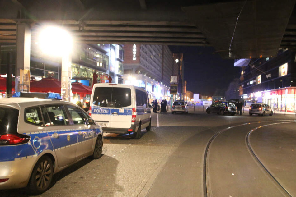 Polizeiwagen stehen unter einer Unterführung am Alexanderplatz.