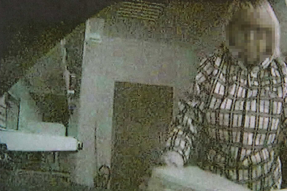 Eine später installierte Überwachungskamera zeigt, wie die Diebin am Tatort hantiert.