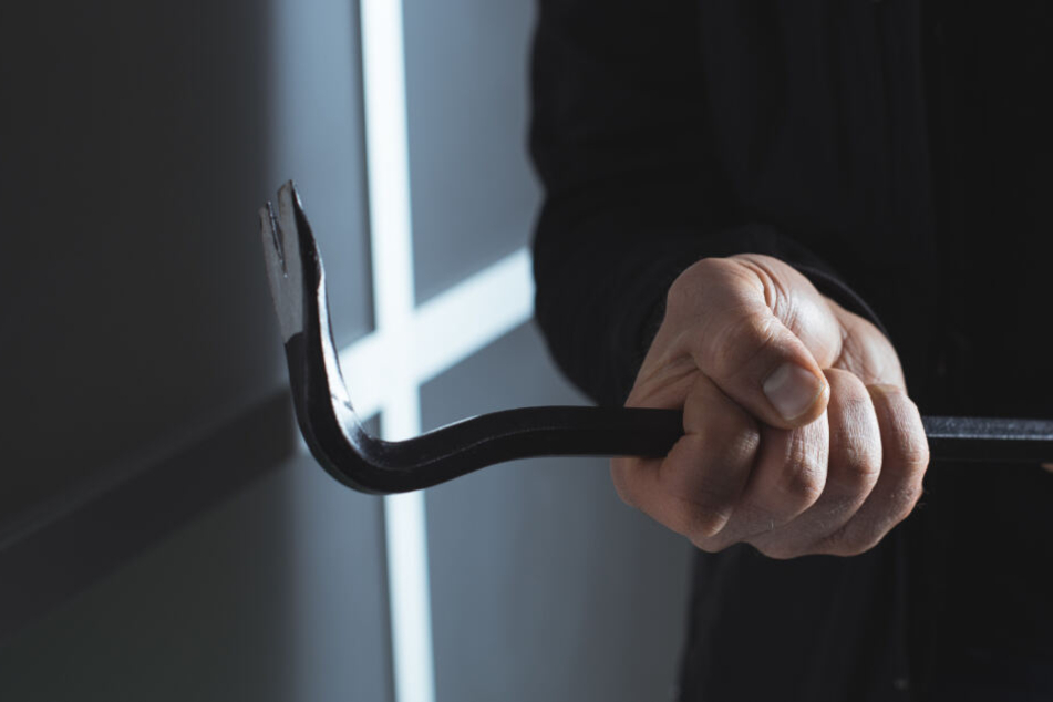 Mit einer Brechstange wurde das Opfer schwer am kopf verletzt (Symbolfoto).