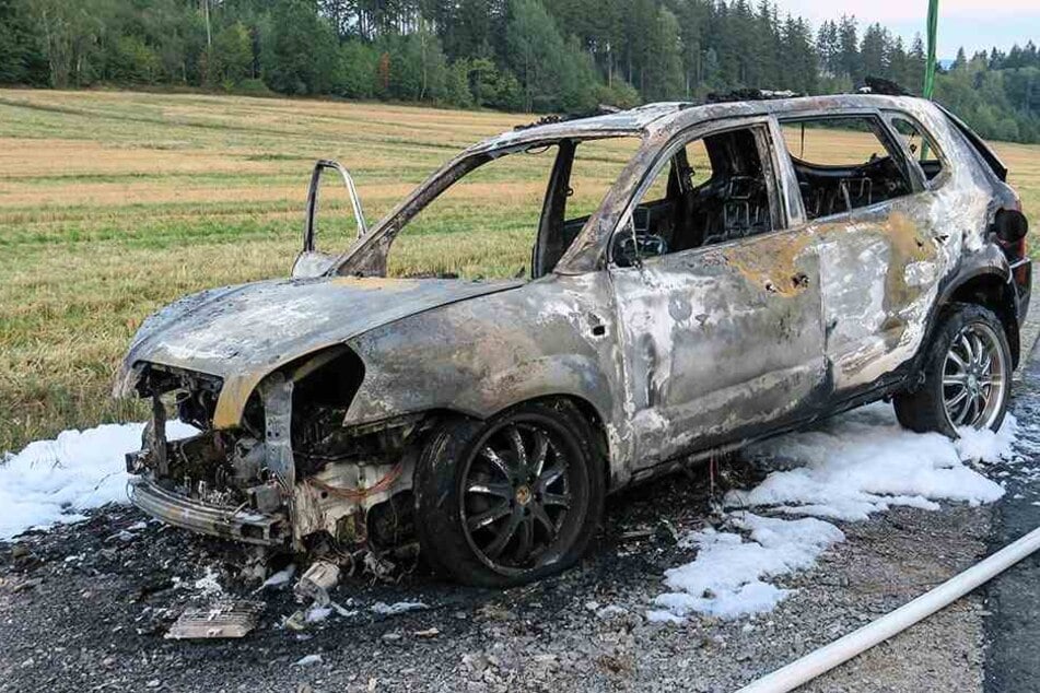 Der Hyundai brannte komplett aus.