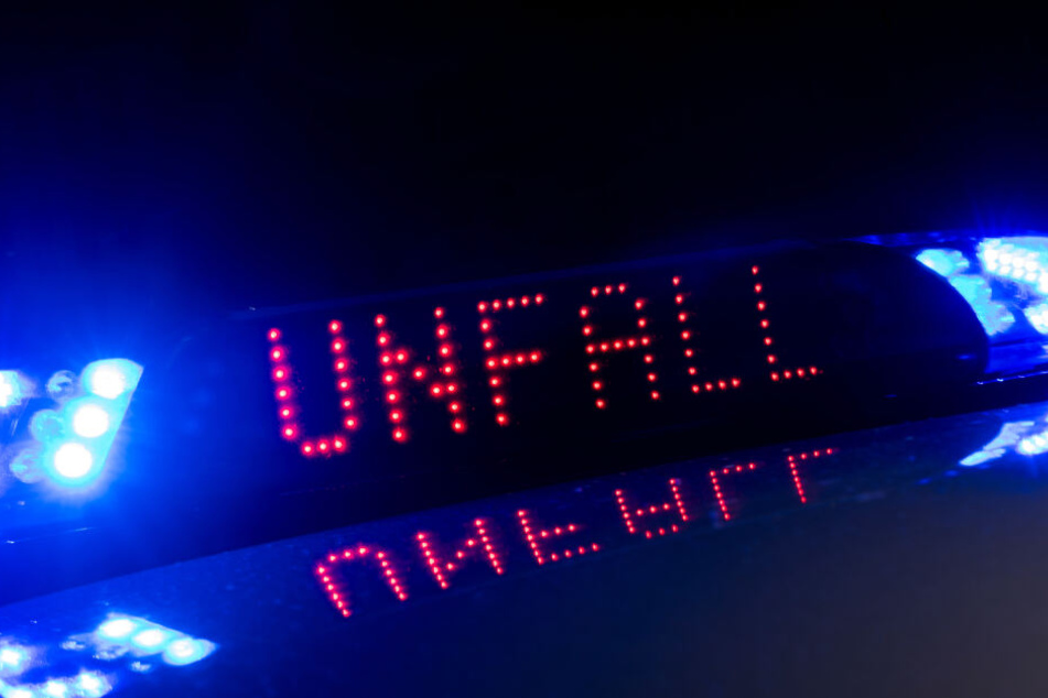 In Oberbayern kam es zu einem Unfall auf einer glatten Straße. (Symbolbild)