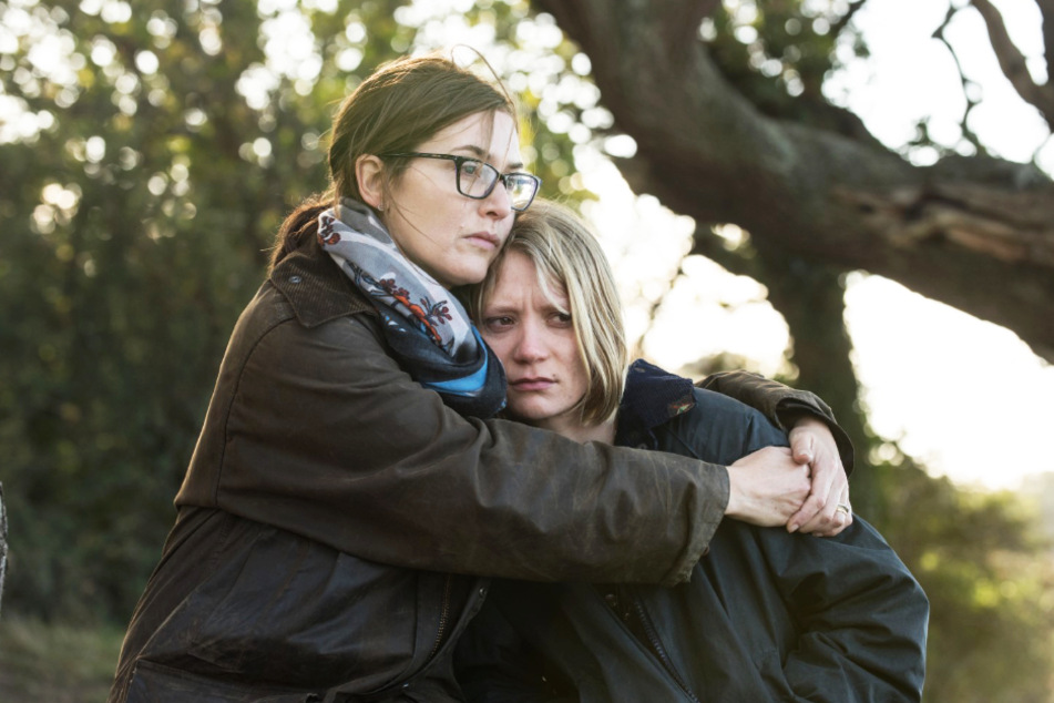 Jennifer (Kate Winslet) und ihre jüngere Schwester Anna (Mia Wasikowska) haben ein ambivalentes Verhältnis zueinander.