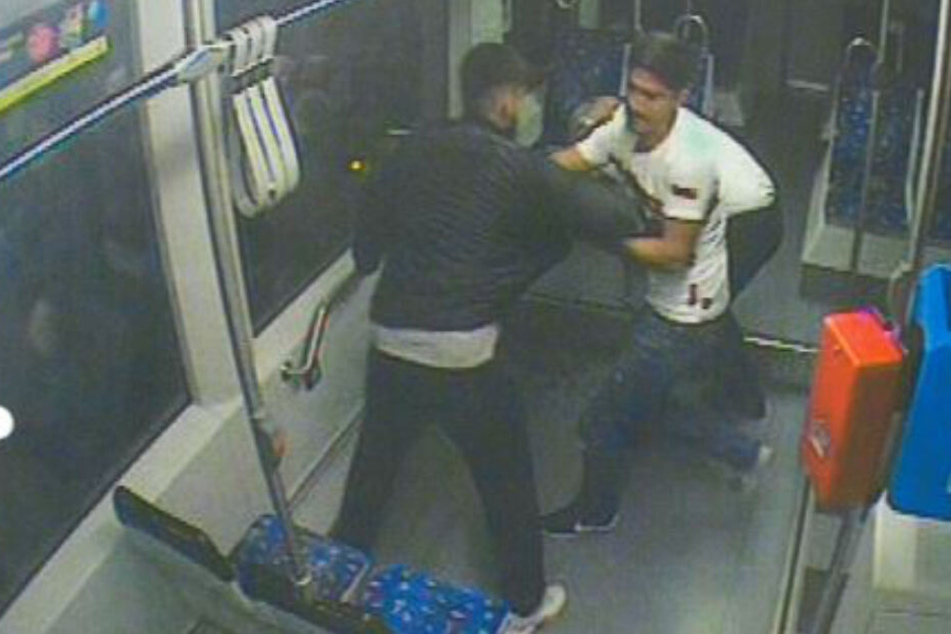 Mit dem Foto fahndet die Polizei nach den bislang unbekannten Straßenbahn-Schlägern.
