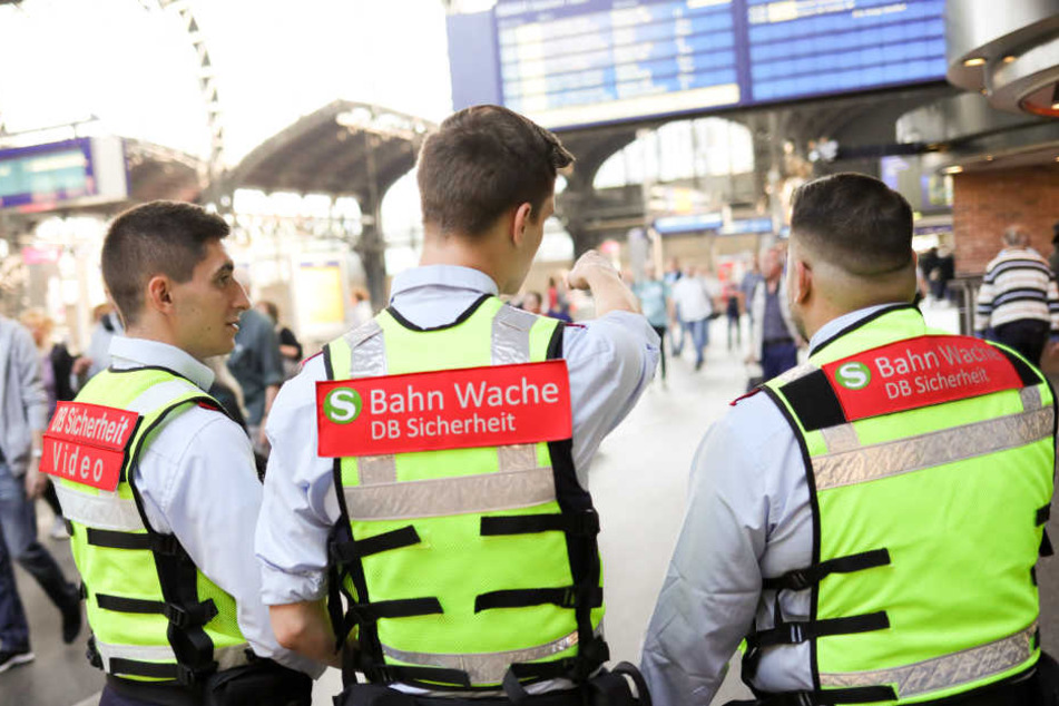 Sicherheitskräfte der Bahn am Hamburger Hauptbahnhof.