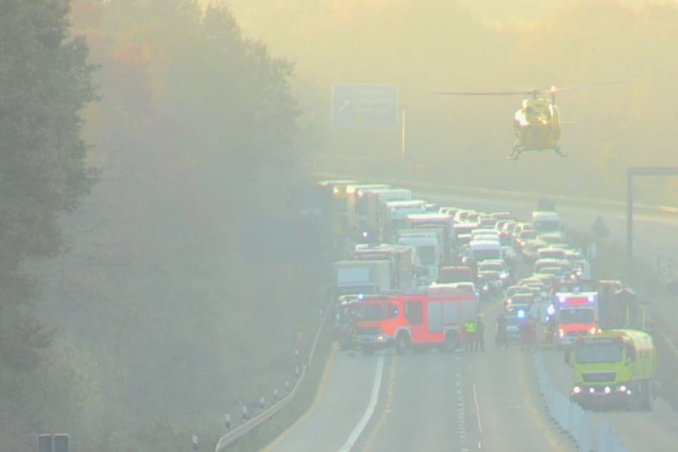 Für die Landung des Rettungshubschraubers musste die Autobahn in beiden Richtungen komplett gesperrt werden.