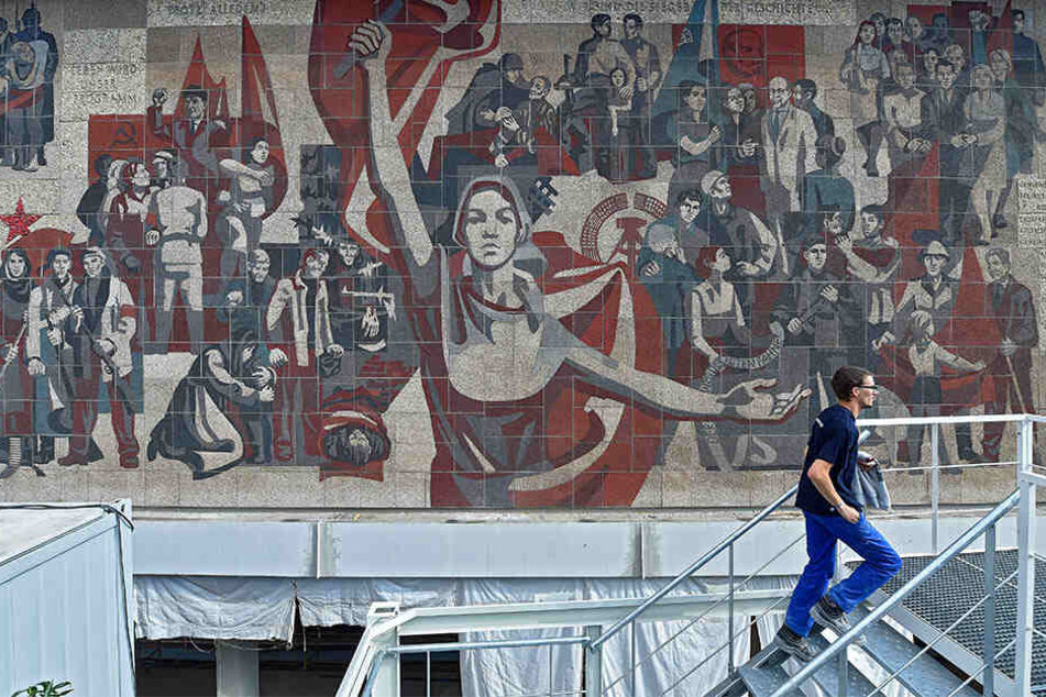 Das 300 Quadratmeter große Wandbild "Der Weg der Roten Fahne" an der Westfassade des "Kulti" entstand zwischen 1968 und 1969. Seit 2001 ist es als Kulturdenkmal ausgewiesen.