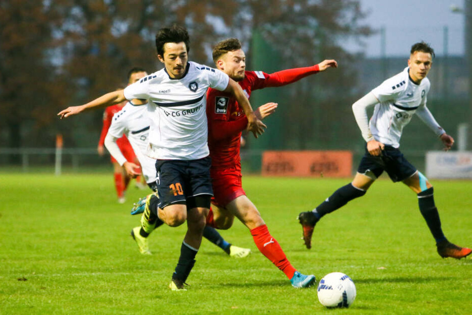 Inters Christopher Misaki im Zweikampf mit Zwickaus Janik Mäder.