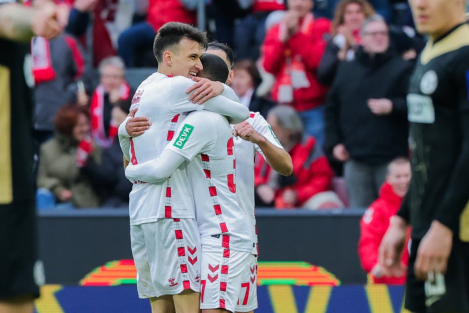 Bei Dejan Ljubicic (l.) kannte der Jubel nach seinem schicken Schlenzer keine Grenzen.