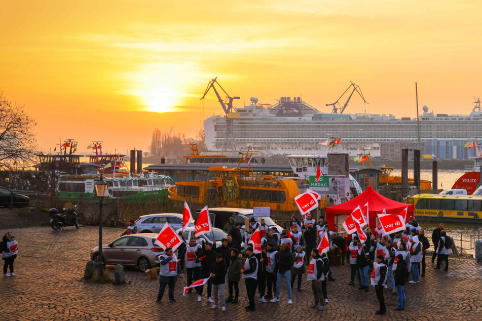 Streik! Schiffsführer legen Fährverkehr im Hamburger Hafen lahm