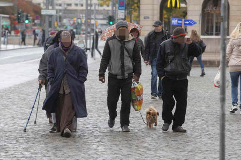 Auch gestern war die Bettlerbande mit Krückstöcken und einem Hund wieder unterwegs.