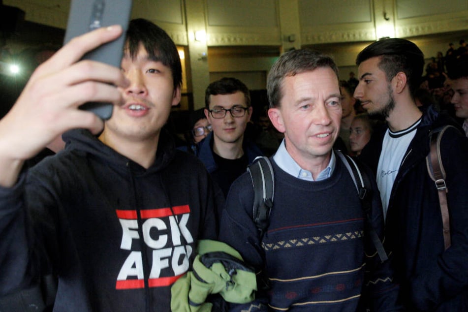 Bernd Lucke, Wirtschaftswissenschaftler und AfD-Mitbegründer, verlässt nach seiner verhinderten Antrittsvorlesung den Hörsaal der Universität Hamburg.