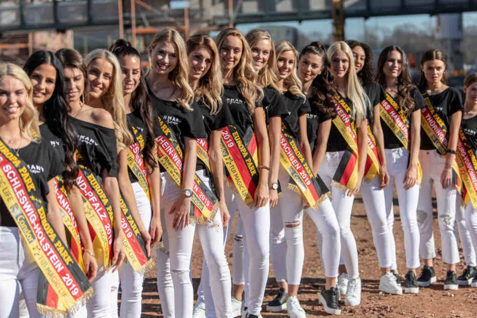 Nach einer Pressekonferenz stehen die Kandidatinnen zu einem Gruppenfoto zusammen.