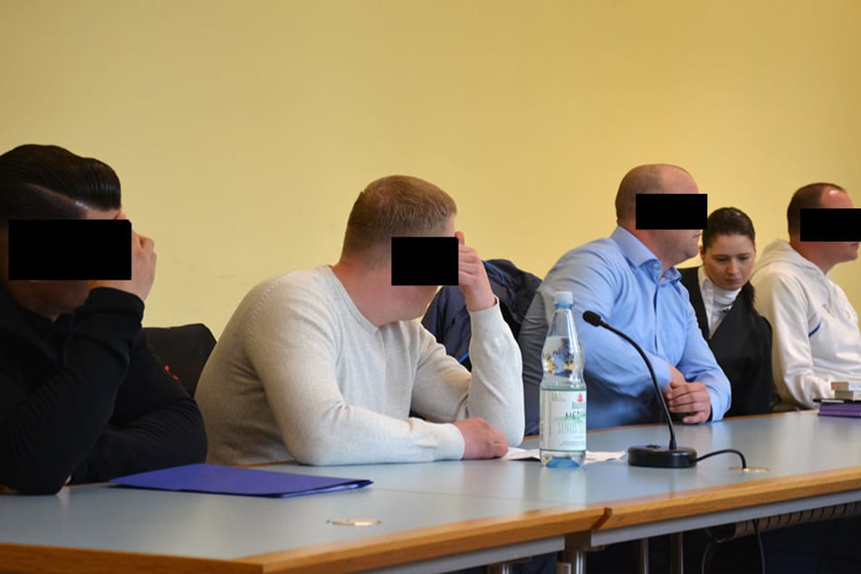 Weil sie bei der Aufstiegsfeier des FSV Zwickau im vergangenen Mai Pyrotechnik gezündet haben sollen, wird vier Männern der Prozess gemacht.