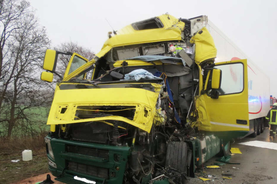 Die Fahrerkabine wurde beim Aufprall komplett zerquetscht.