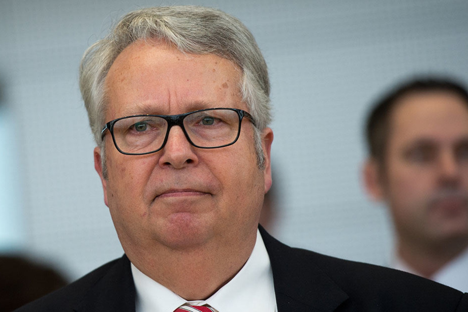 Paradox! Geert Mackenroths (68, MdL) Härtefallkommission stimmte gegen den erfahrenen Bauingenieur. Dabei will der Ausländerbeauftragte doch eigentlich Fachkräfte nach Sachsen holen.