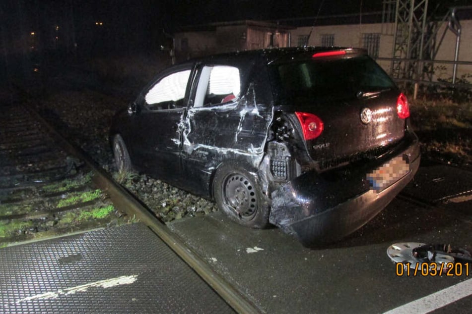 Das gerammte Auto steckte im Gleis fest.