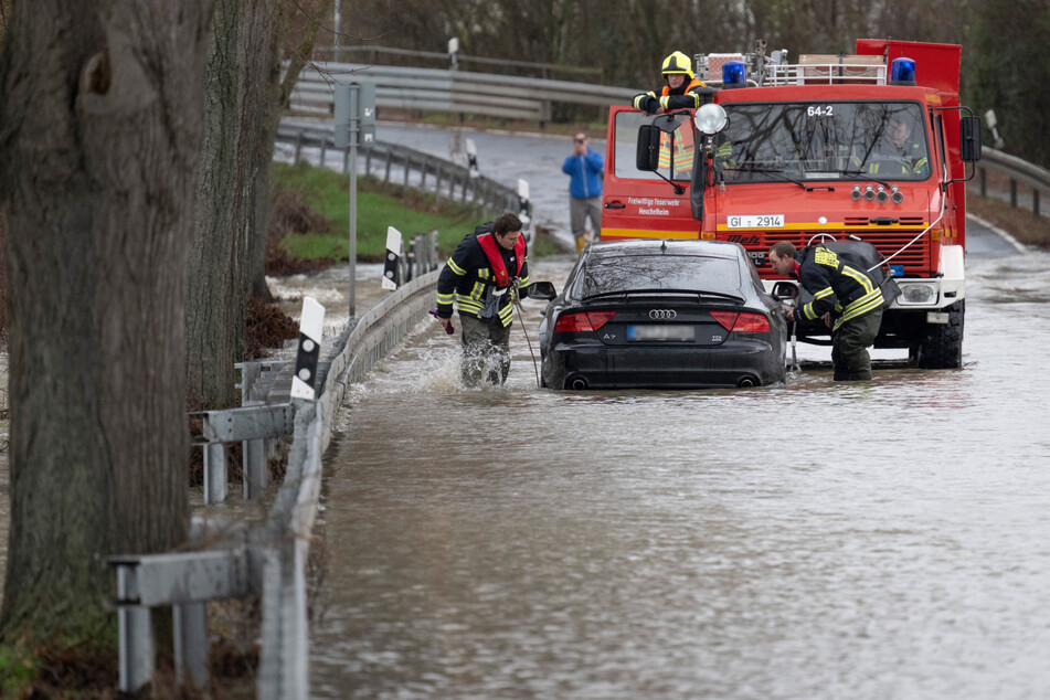 Im mittelhessischen Heuchelheim befuhren zwei Autofahrer eine gesperrte Straße und mussten im Anschluss von der Feuerwehr gerettet werden.
