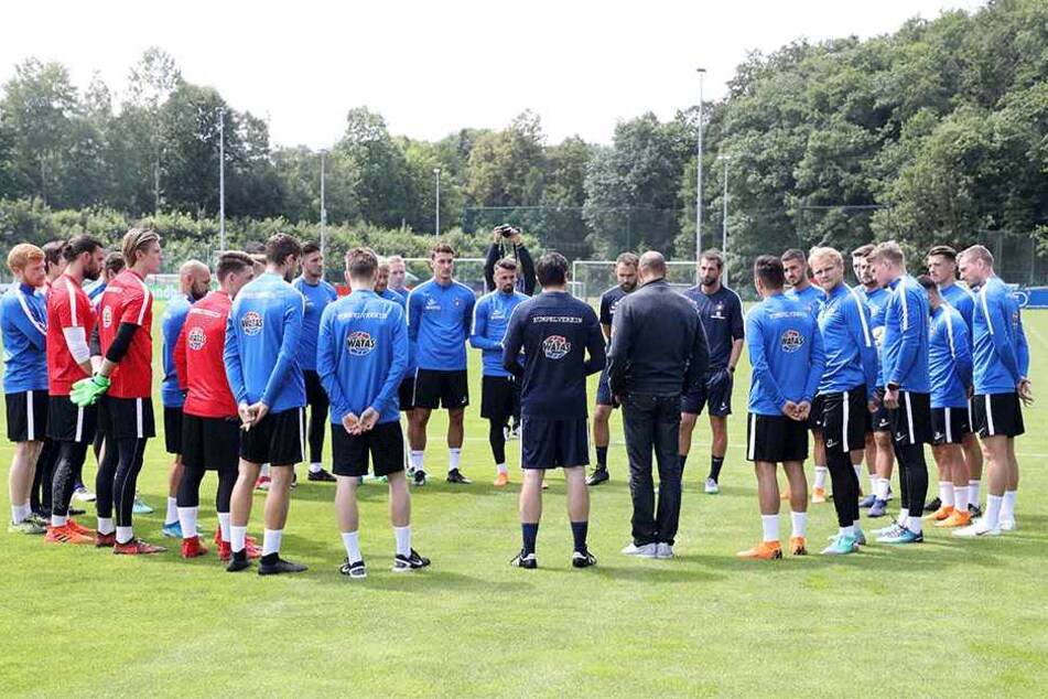 Bildet mal einen Kreis! Vorm ersten Saison-Training gab es klare Ansagen durch Neu-Coach Daniel Meyer.