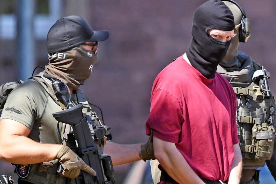 Das Foto zeigt den Tatverdächtigen Stephan E. im Juli 2019 nach einem Haftprüfungstermin beim Bundesgerichtshof in Karlsruhe.