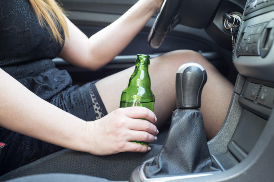 Mit 3,27 Promille im Blut verursachte die Frau den Unfall. (Symbolbild)