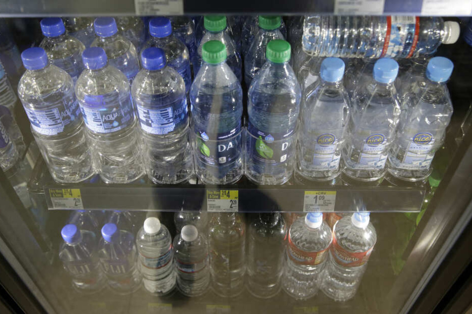 Solche Einwegplastikflaschen will der Verband Deutsche Umwelthilfe in Zukunft verbieten.