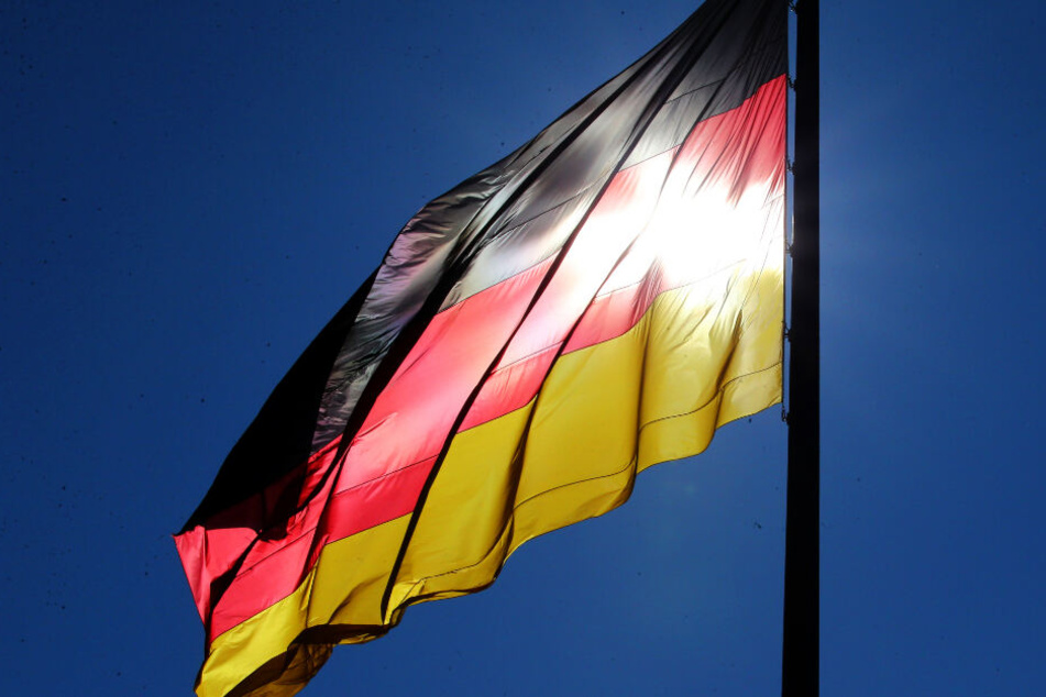 Die Nationalflagge vor einer Schule könnte in Deutschland bald gelebte Realität werden.