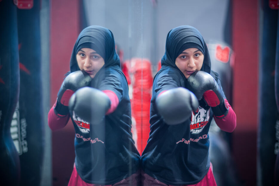 Boxerin Miriam Hamdoun trainiert beim Boxclub Lübeck vor dem Spiegel. Seit einem Jahr boxen 20 Mädchen und Frauen mit und ohne Kopftuch in der Frauenboxgruppe.