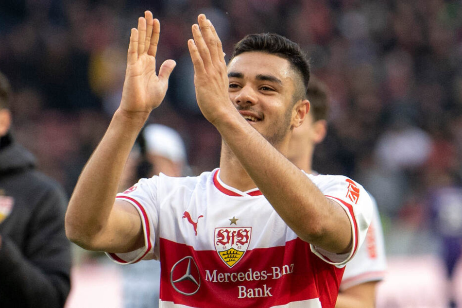 Lässt sich nach dem Kantersieg gegen Hannover 96 von den Fans feiern: Doppelpacker Ozan Kabak.