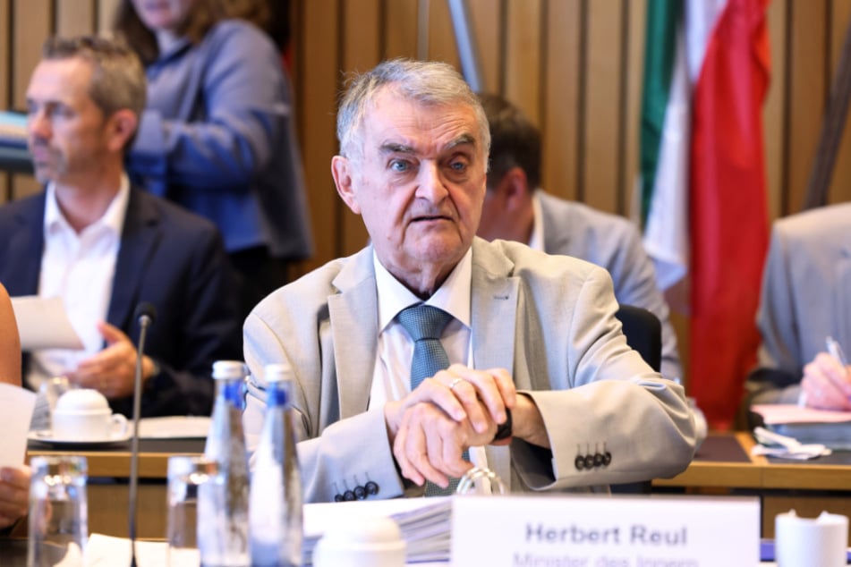 NRW-Innenminister Herbert Reul (72, CDU) fordert mehr Befugnisse für die Ermittler um Sexual-Straftätern schneller und effektiver auf die Schliche zu kommen.