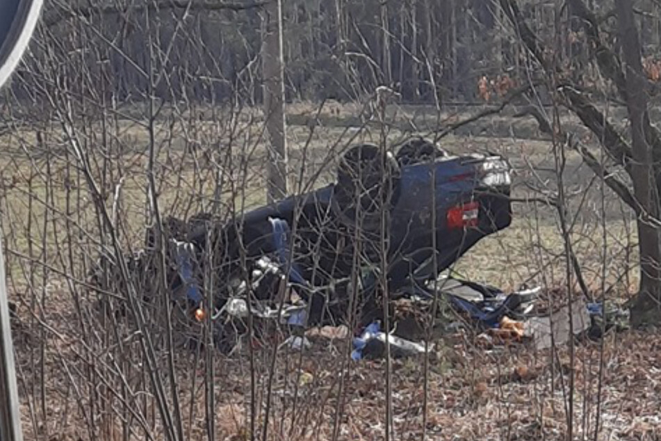 Das verunfallte Auto blieb auf seinem Dach liegen.