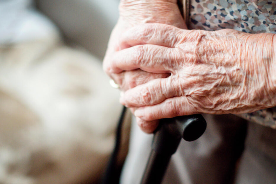 Zuvor bot der Betrüger an, die Einkäufe der Seniorin zu tragen (Symbolfoto).
