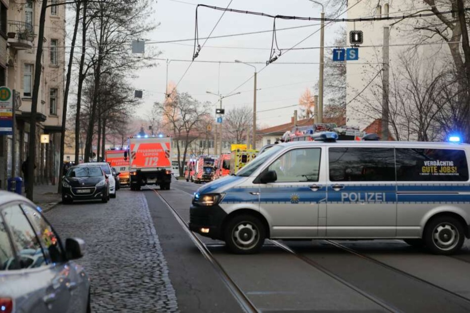 Die Feuerwehr soll mit 15 Einsatzwagen vor Ort gewesen sein.