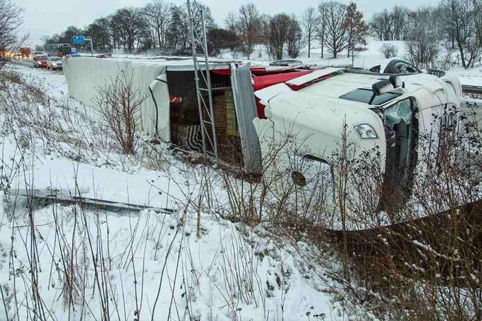Der LKW kam von der Fahrbahn ab und kippte auf die Seite.