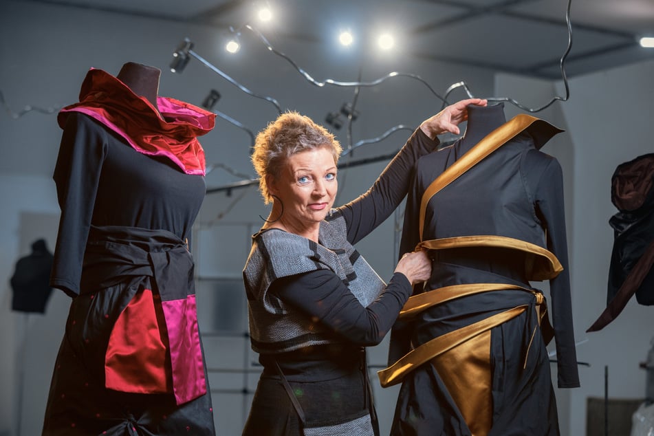 Modedesignerin Sabine Wagner (67) bezeichnet ihre Werke gleichermaßen als Kunst und Handwerk.