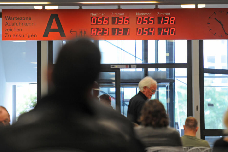 Lästige Wartezeiten auf den Ämtern können in Zukunft umgangen werden, dann kann man seine Angelegenheiten online regeln. (Archivbild)