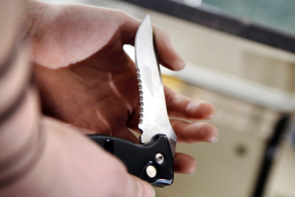 Der Tatverdächtige verletzte den Rathausmitarbeiter mit einem Messerstich lebensgefährlich. (Symbolbild)