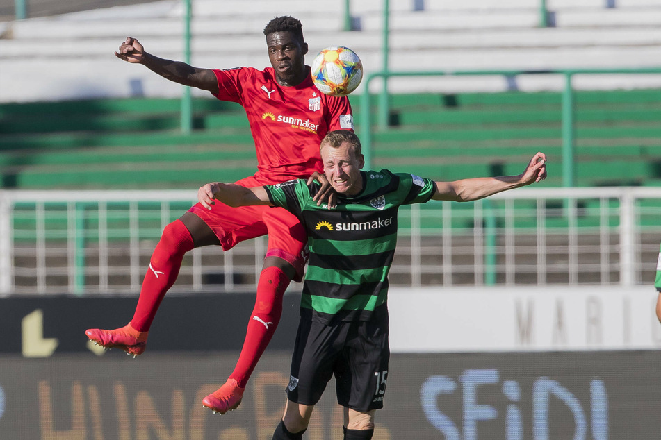 FSV-Stürmer Johannes Dörfler im Kopfballduell mit Münsters Simon Scherder.