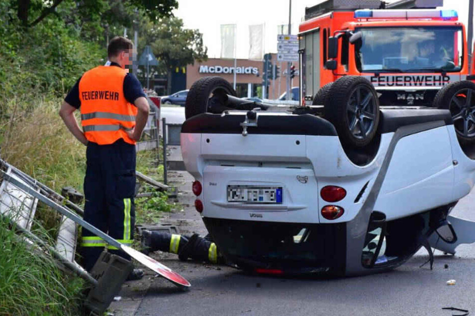 Der Fahrer oder die Fahrerin ließ den Smart am Unfallort zurück und flüchtete.