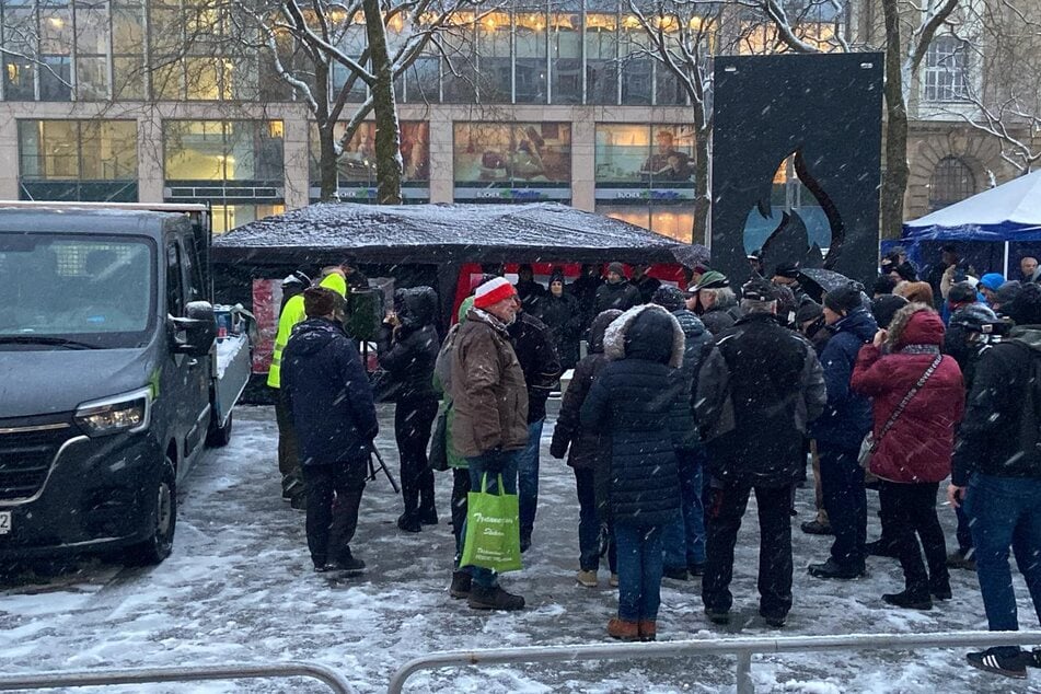 Versammlungsteilnehmer haben sich an der Feuertonne eingefunden.