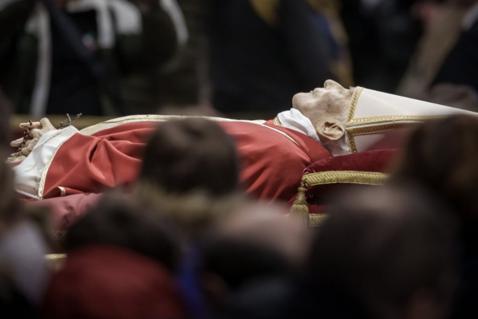 Der Leichnam des verstorbenen Papstes Benedikt XVI. (†95) ist im Petersdom öffentlich aufgebahrt.