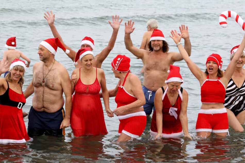 Die Eisbader vom Rostocker Seehunde e.V. steigen an Heiligabend zum traditionellen Weihnachtsbad in die Ostsee.