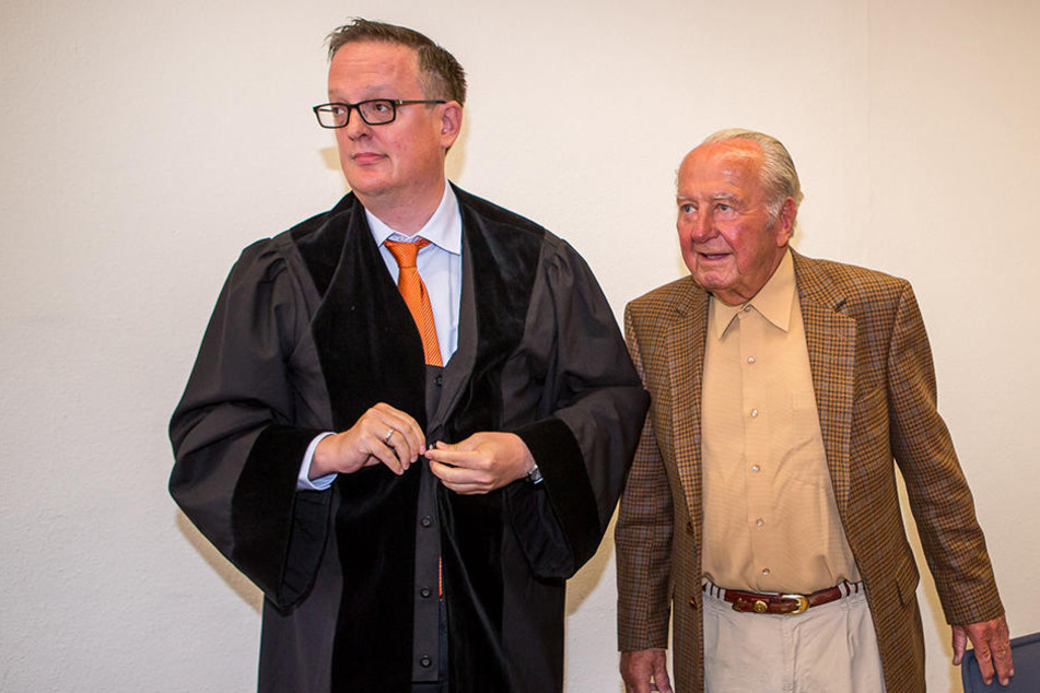Johannes Gebbing (87, r.) mit seinem Anwalt Dr. Hannes Hartung.